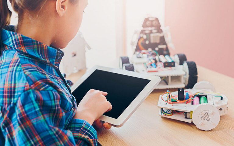 1.821 σχολεία περνούν το κατώφλι της ρομποτικής