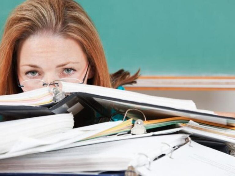 Μια επιστολή απόγνωσης αδιόριστης εκπαιδευτικού: “Εξακολουθώ να προσπαθώ και να ελπίζω, αν και πολλοί γύρω μου προτείνουν να εγκαταλείψω”