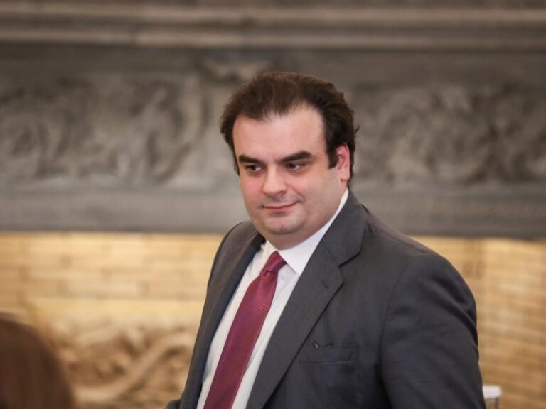 Πιερρακάκης: Η εμμονή στο στρογγυλό-επικοινωνιακό νούμερο των 10.000 διορισμών και η …μετακίνηση των goalpost