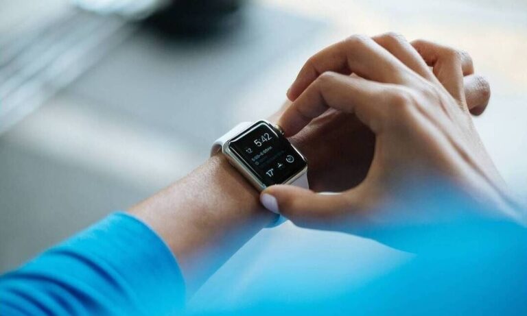 Σχολεία 2024: Τι ισχύει για τα smartwatch μετά την απαγόρευση των κινητών