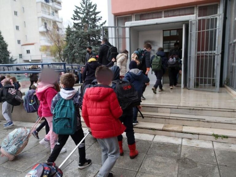 Σχολεία: Αύριο Πέμπτη το πρώτο κουδούνι μετά τα Χριστούγεννα – «Σούπερ» γρίπη και βαθμοί Α΄Τετραμήνου εν όψει